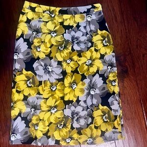 Who What Wear Floral Pencil Skirt – Size 4 – Yellow & Gray Statement Print